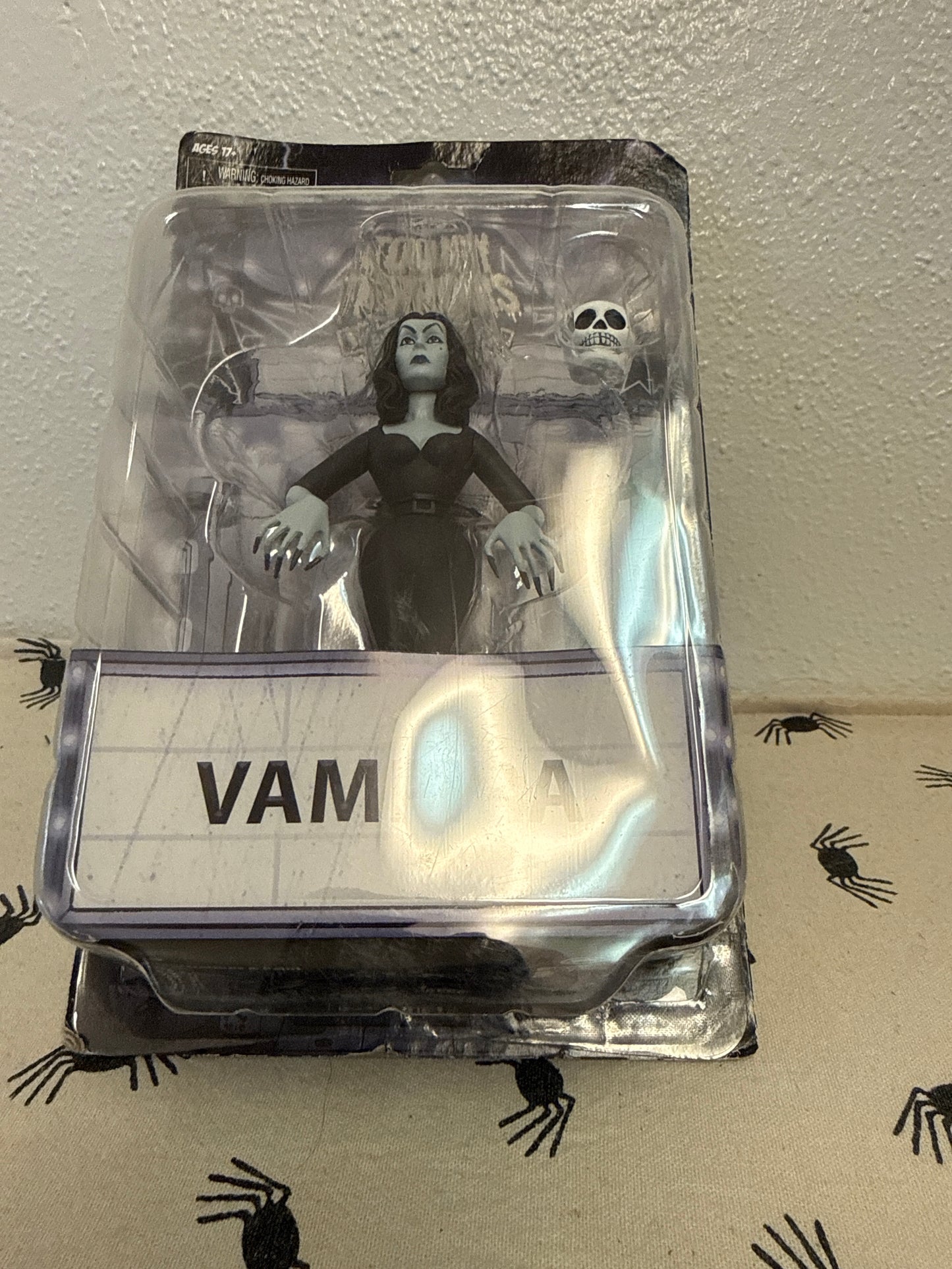 Neca Vampira Silver Screen Edition Toony Terrors 6 Inch Scale Action Figure(damage package )