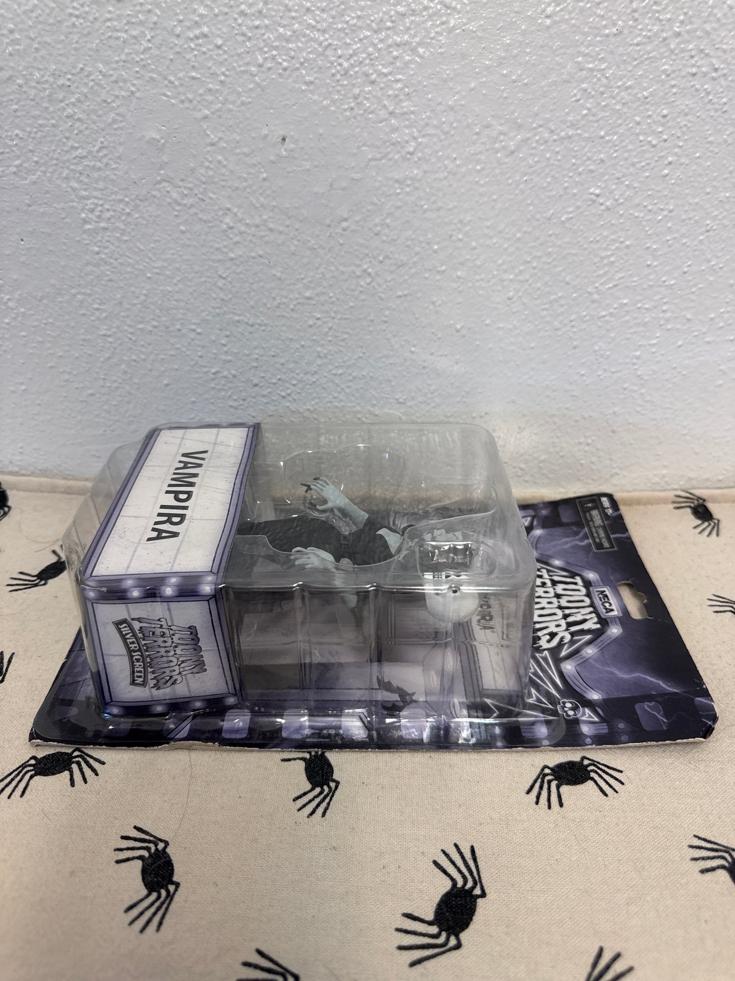 Neca Vampira Silver Screen Edition Toony Terrors 6 Inch Scale Action Figure(damage package )