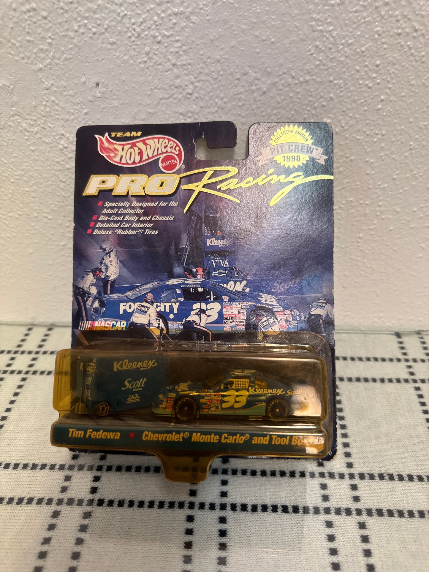 Hot Wheels Pro Racing 1998 Tim Fedewa Chevrolet Monte Carlo Tool Box Pit Crew(yellowed package )